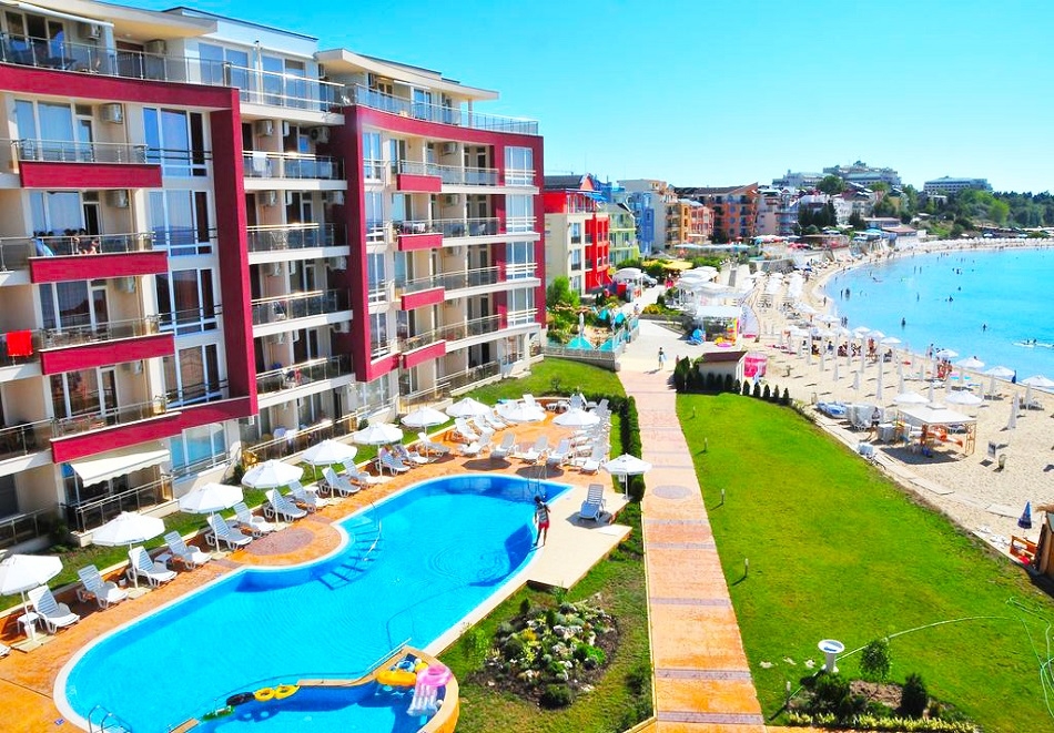 Нощувка на човек на първа линия + басейн в комплекс Аурелия Бийч между Равда и Несебър. Дете до 12г. - безплатно