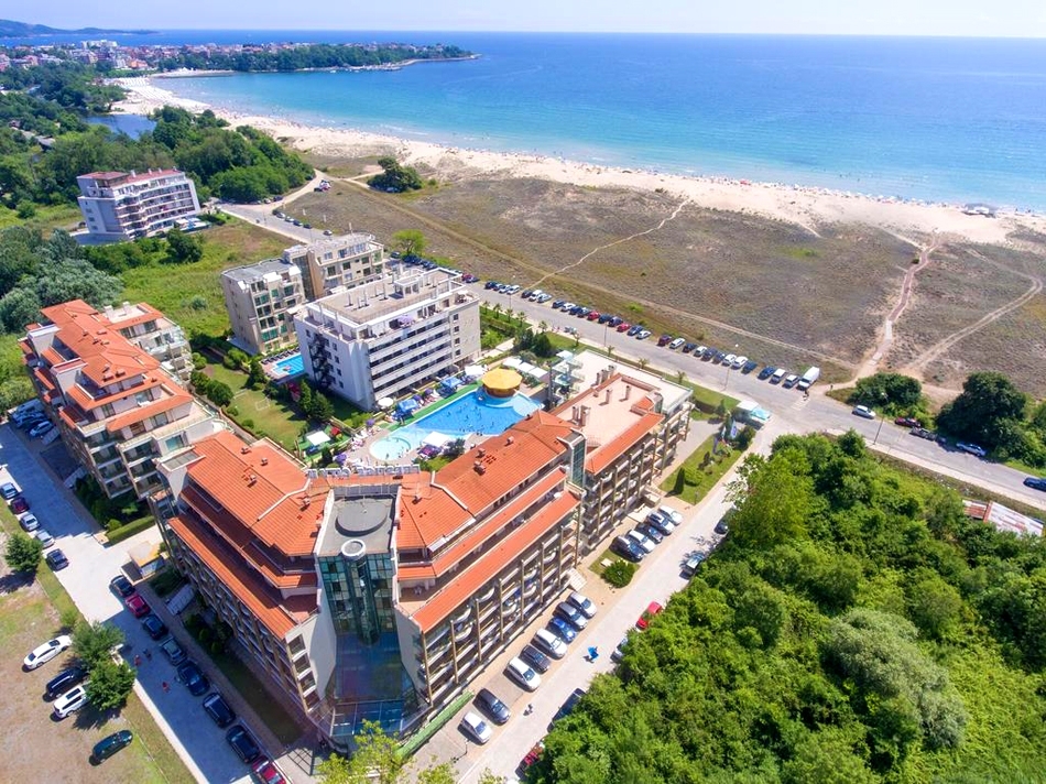 На ПЪРВА линия през Юни в Приморско! Нощувка на човек на база All inclusive + басейн от хотел Престиж Сити 2. Дете до 12г. - БЕЗПЛАТНО