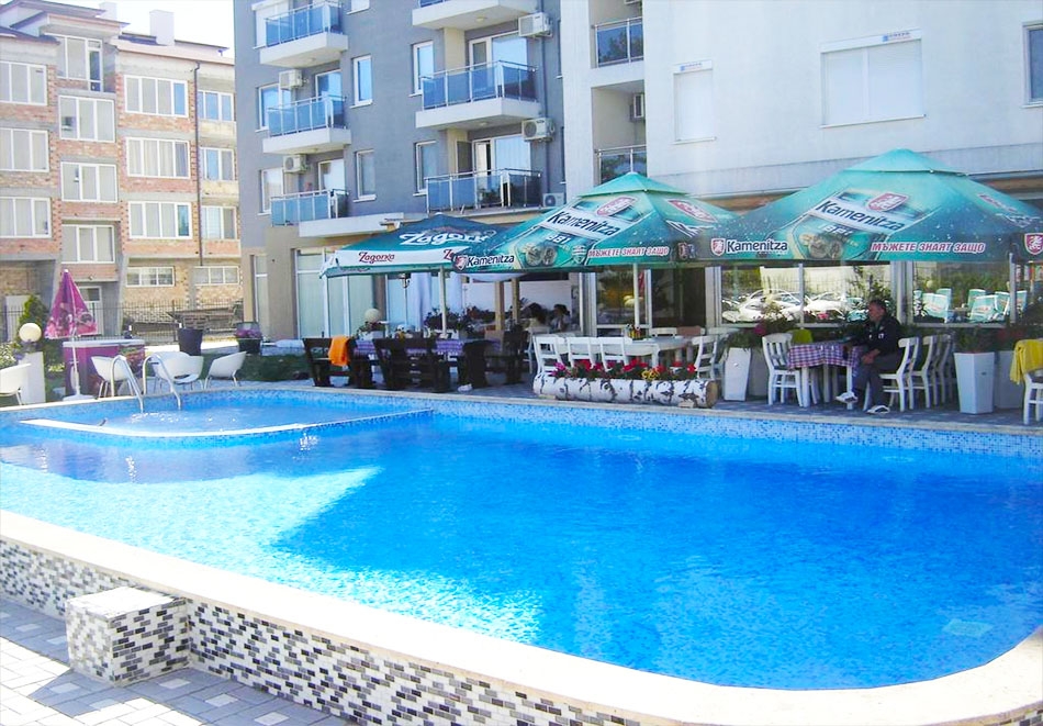 Нощувка за до 4-ма + басейн в апартамент за гости Вива, Слънчев Бряг