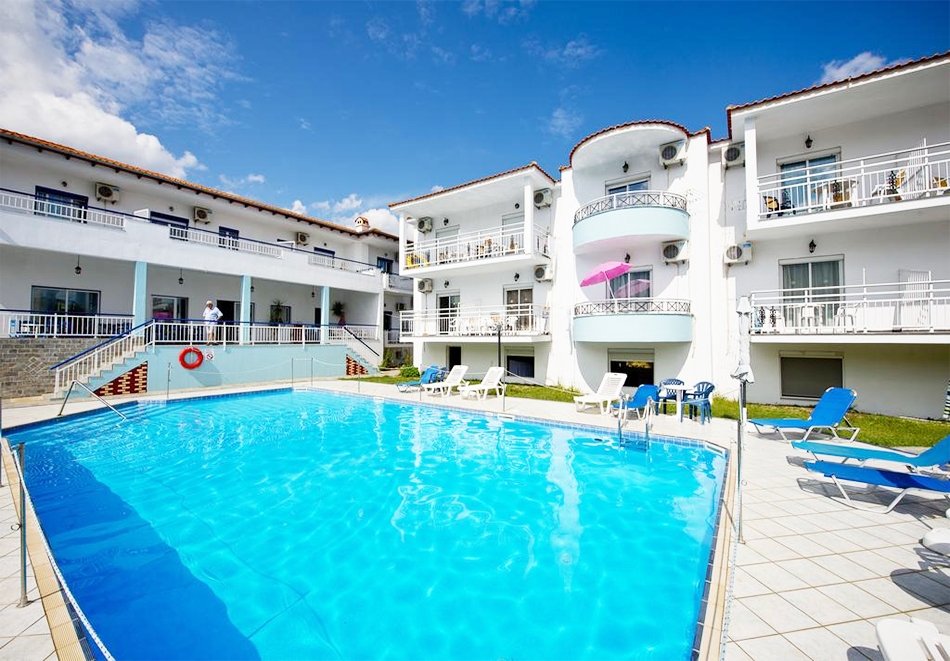 Ранни записвания за море на 1-ва линия на о. Тасос, Гърция! Нощувка за двама или трима + басейн в Suzie Studios