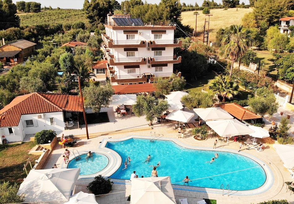 Ранни записвания за лято 2020 в Ситония, Гърция! Нощувка, закуска и вечеря на човек + басейн в хотел Olympic Bibis***, на 200м. от плажа