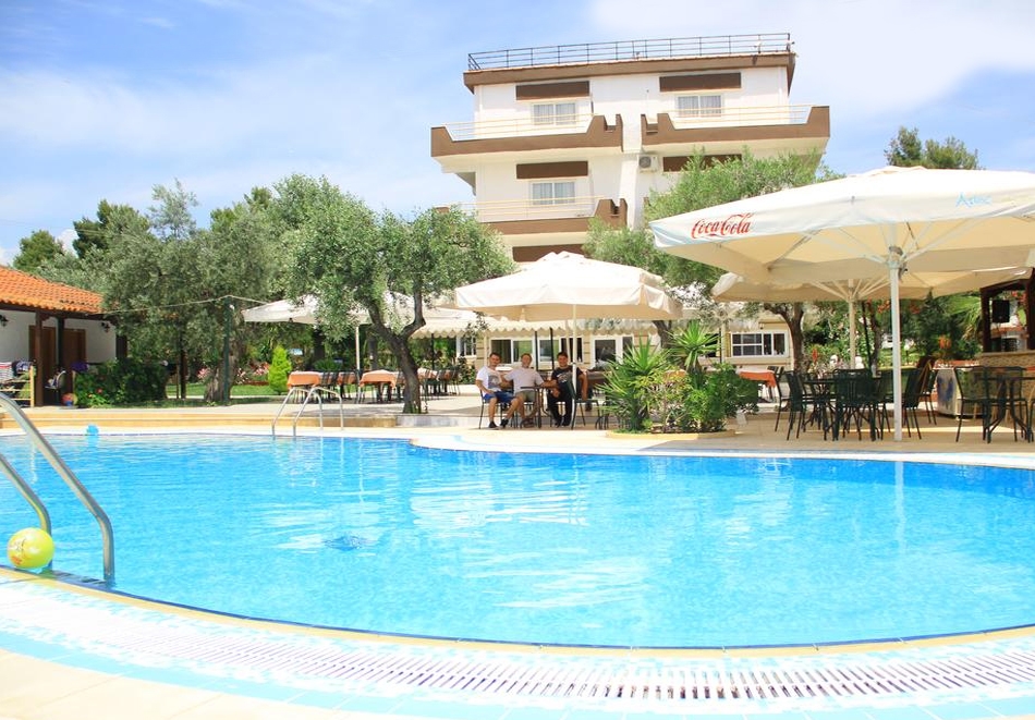 Ранни записвания за ТОП СЕЗОН на лято 2020 в Ситония, Гърция! Нощувка, закуска и вечеря на човек + басейн в хотел Olympic Bibis***, на 200м. от плажа