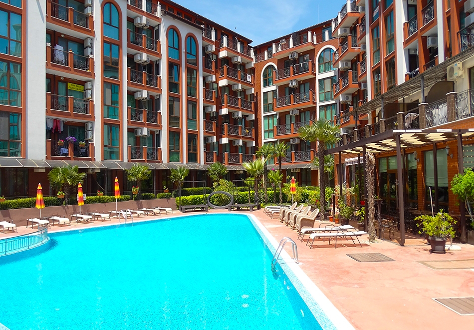 На ПЪРВА ЛИНИЯ между Равда и Несебър! Нощувка на човек в студио + басейн в апартаментен комплекс Шато Дел Марина