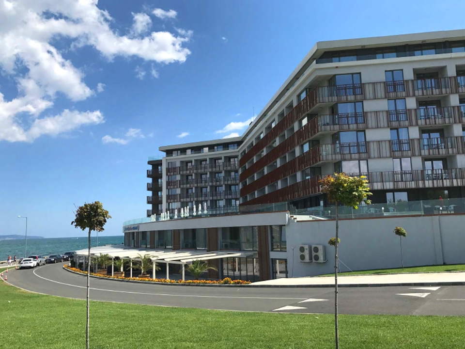 На ПЪРВА линия в Слънчев бряг! Нощувка на човек в студио само на 50 метра от плажа