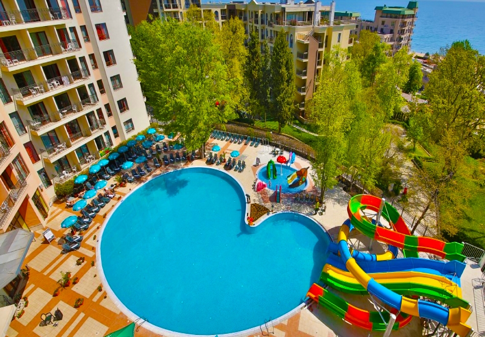 Септември в Златни пясъци! Нощувка на човек на база All Inclusive + 3 басейна и 2 аквапарка от Престиж хотел и аквапарк