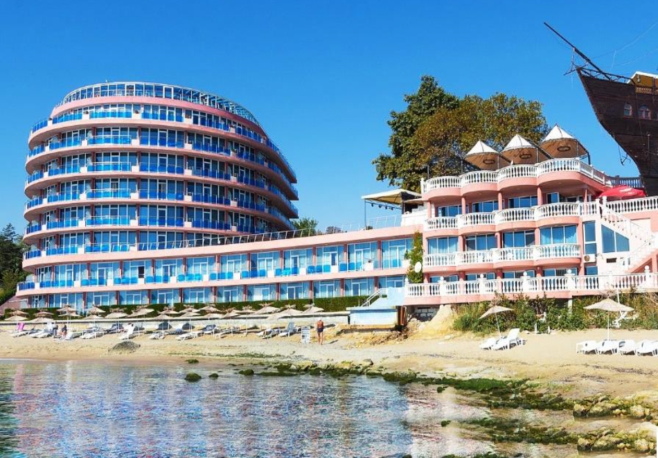 ПЪРВА ЛИНИЯ в Константин и Елена. Нощувка на човек на база All Inclusive + плаж пред хотела + 2 минерални басейна в хотел Сириус Бийч****