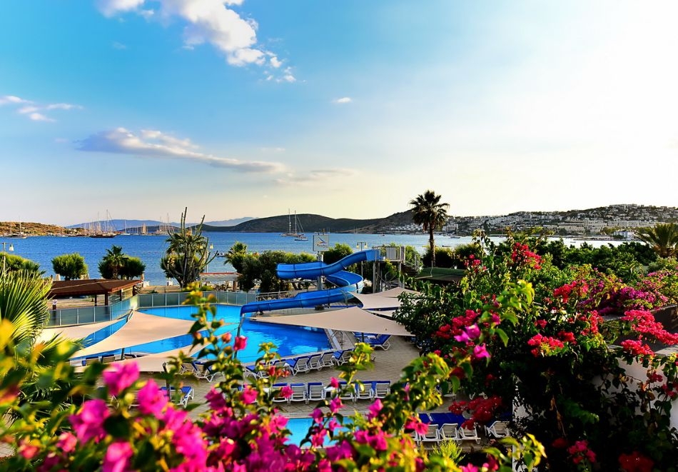 Ранни записвания за Великден или майски празници в Бодрум, Турция! 5 или 7 нощувки на човек на база Аll Inclusive +  собствен плаж и 2 басейна с водни пързалки от хотел Parkim Ayaz. Дете до 1