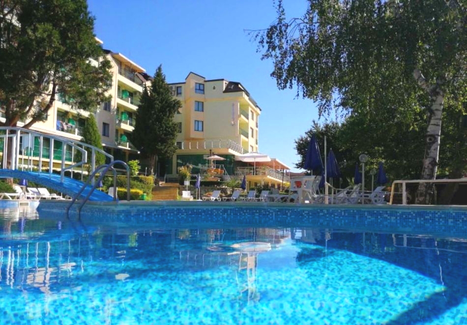Почивка в местност Чайка - Златни пясъци! Нощувка на човек на база All Inclusive + басейн и безплатен транспорт до плаж Кабакум от хотел Силвър