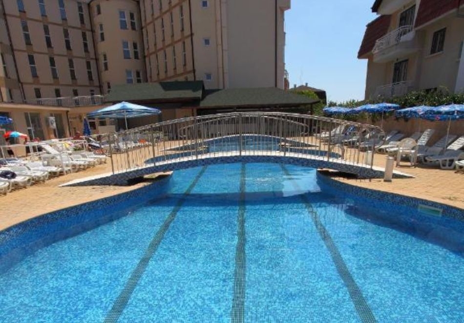 Лято в Константин и Елена! Нощувка на човек на база All Inclusive + басейн от хотел Аврора***