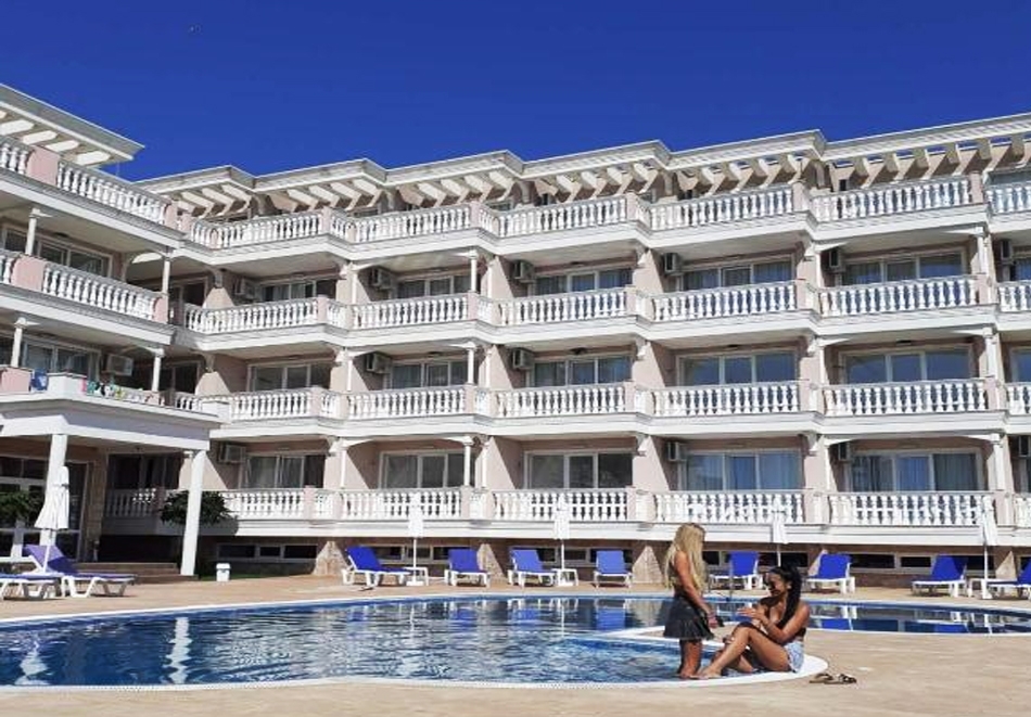 Нощувка за двама или четирима + басейн от Апартхотел Перла Дел Мар, Лозенец