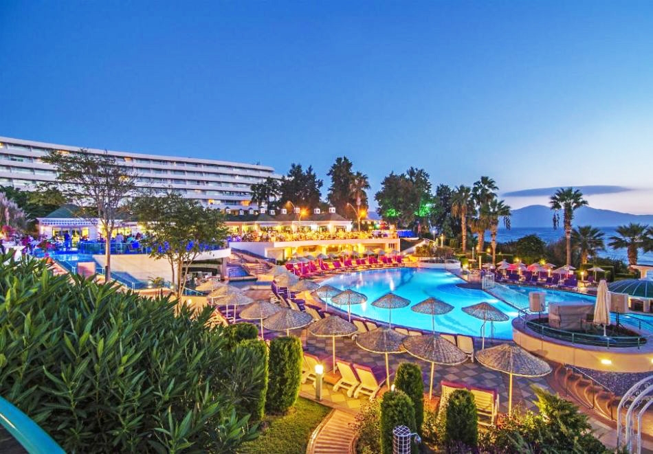 На първа линия в Кушадасъ, Турция! 5 или 7 нощувки на човек на база Ultra Аll Inclusive в хотел GRAND BLUE SKY 4* + басейни. ДЕТЕ до 12г. - БЕЗПЛАТНО