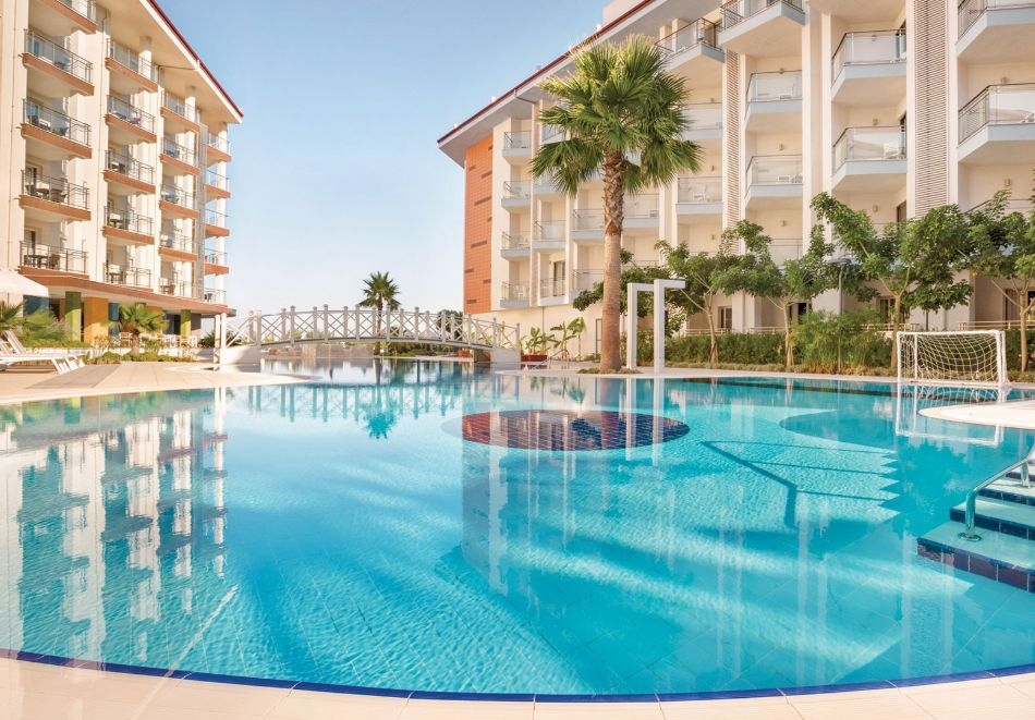 5 или 7 нощувки на човек на база Аll Inclusive в хотел Ramada Hotel & Suites By Wyndham 4* Кушадасъ, Турция + басейни и аквапарк. Дете до 11.99г. - БЕЗПЛАТНО! Собствен транспорт