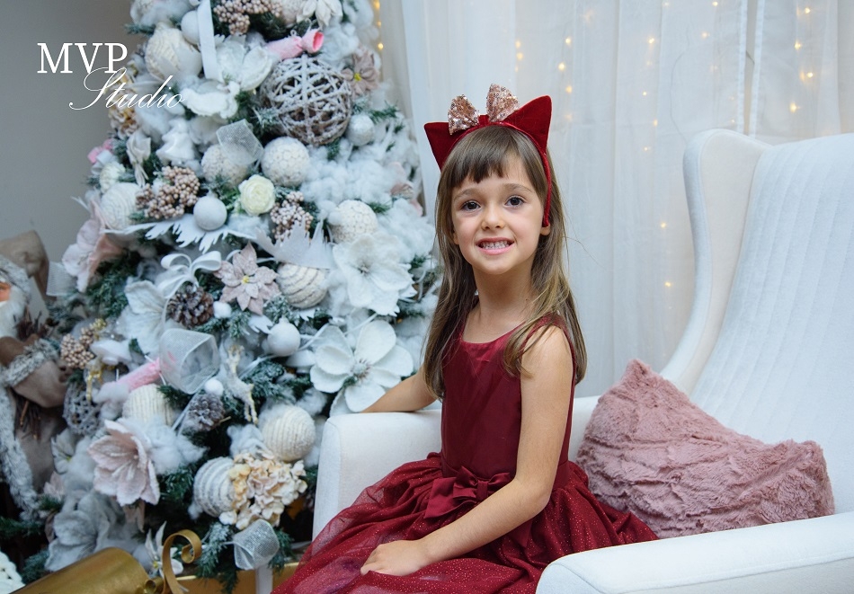 Професионална коледна фотосесия в студио с обработени кадри по избор от MVP Studio