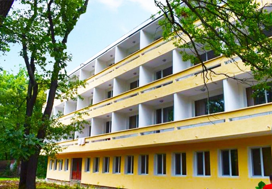 5 или 10 нощувки на човек със закуски, обеди и вечери + минерален басейн + медицински преглед и 2 или 3 процедури на ден от Балнеохотел Люляците край Габрово