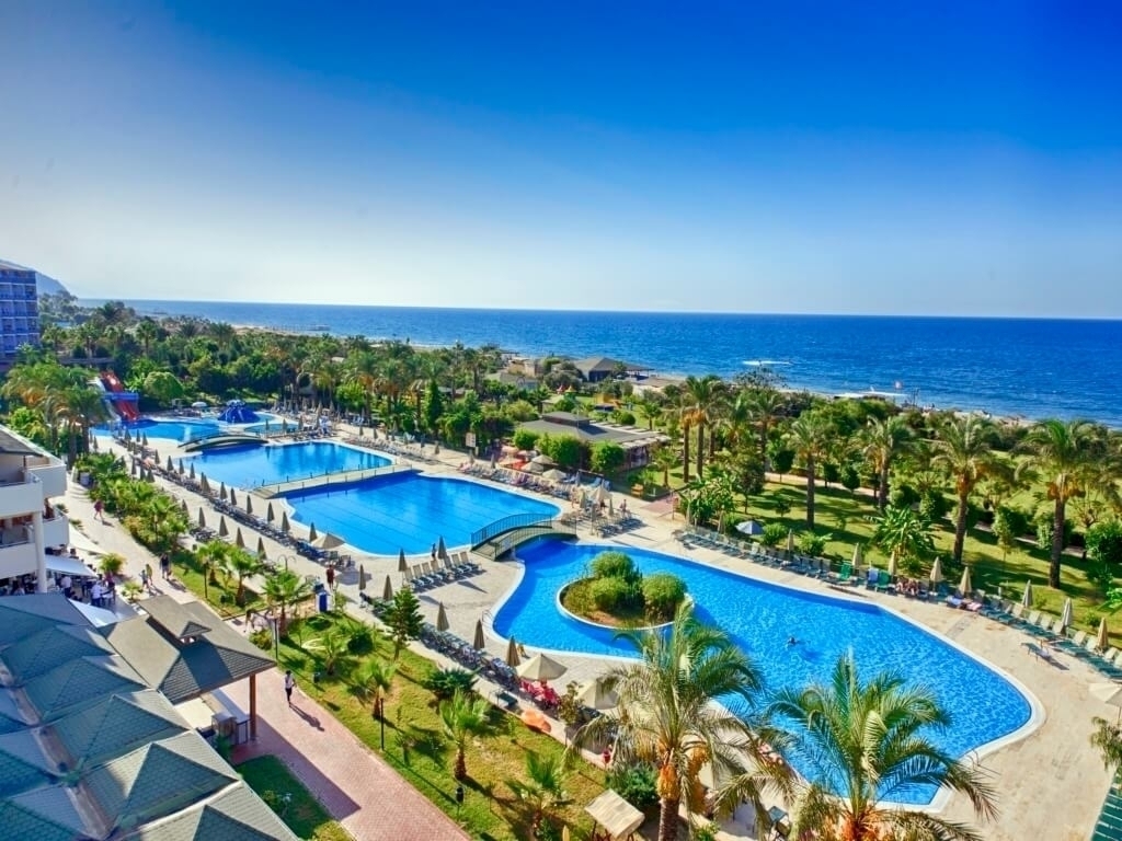 Ранни записвания за ПЪРВА ЛИНИЯ в MC ARANCIA RESORT HOTEL 5*, Алания, Турция. Чартърен полет от София + 7 нощувки на човек на база Ultra All Inclusive + басейни и водни пързалки!