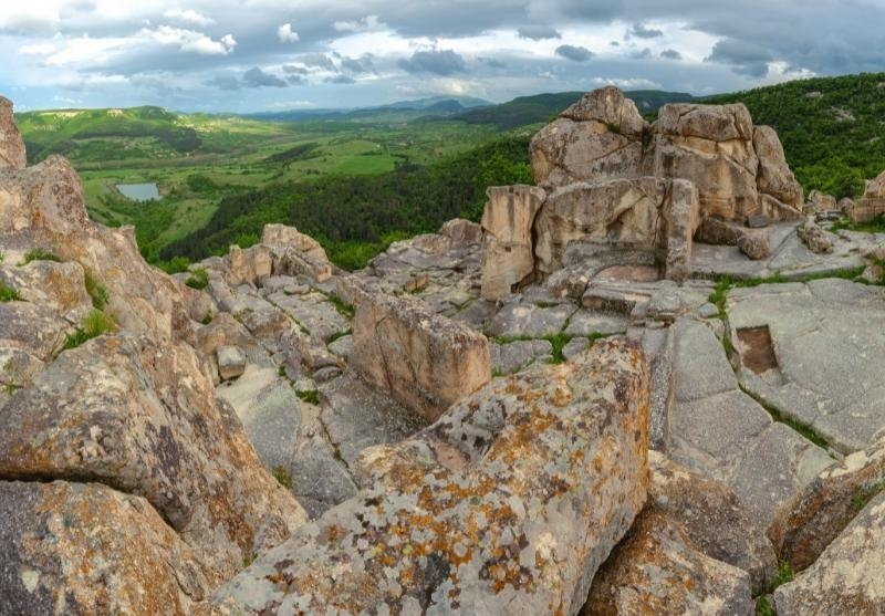 Екскурзия до Перперикон, Кърджали, Хасково и Татул! Автобусен транспорт от София или Плевен + 1 нощувка на човек със закуска и посещение на монумента Света Богородица