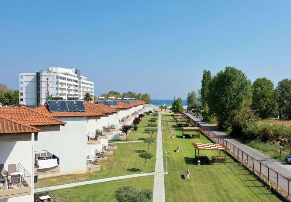 Ранни записвания на метри от плажа в Олимпийска Ривиера ! 3+ нощувки на човек със закуски и вечери + басейн в хотел Olympion Melathron Bungalows, Платамонас, Гърция