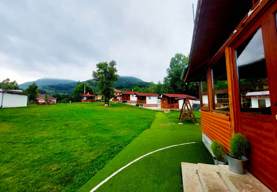 Почивка, до София! Нощувка на човек в бунгало от Комплекс Елата, с. Заселе