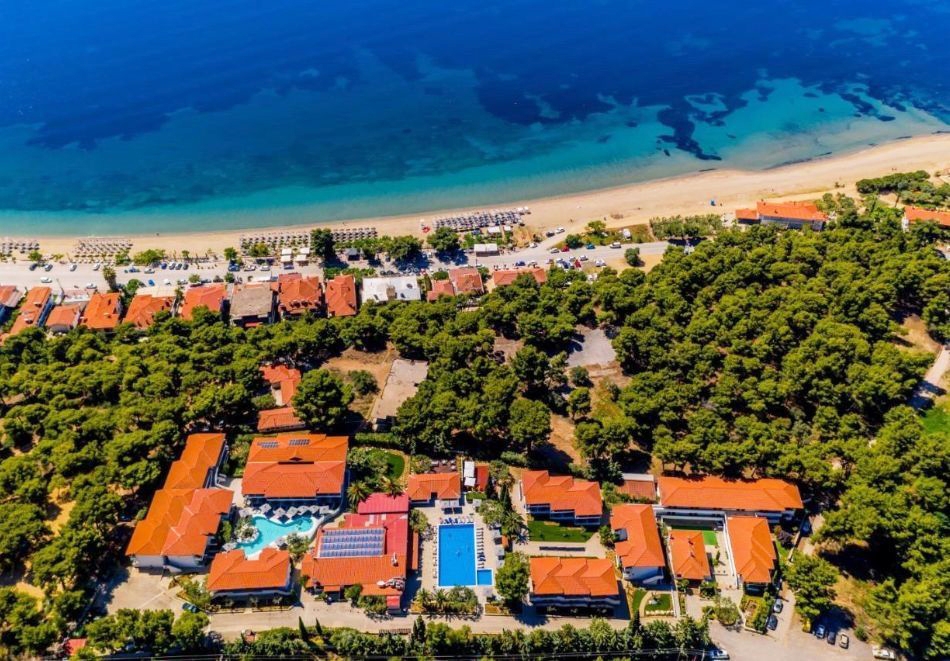 Ранни записвания за лято на 300м. от плажа в Ситония, Гърция! 3+ нощувки на човек, закуски, вечери + басейн, дете до 12г. безплатно в хотел Philoxenia****, Псакудия