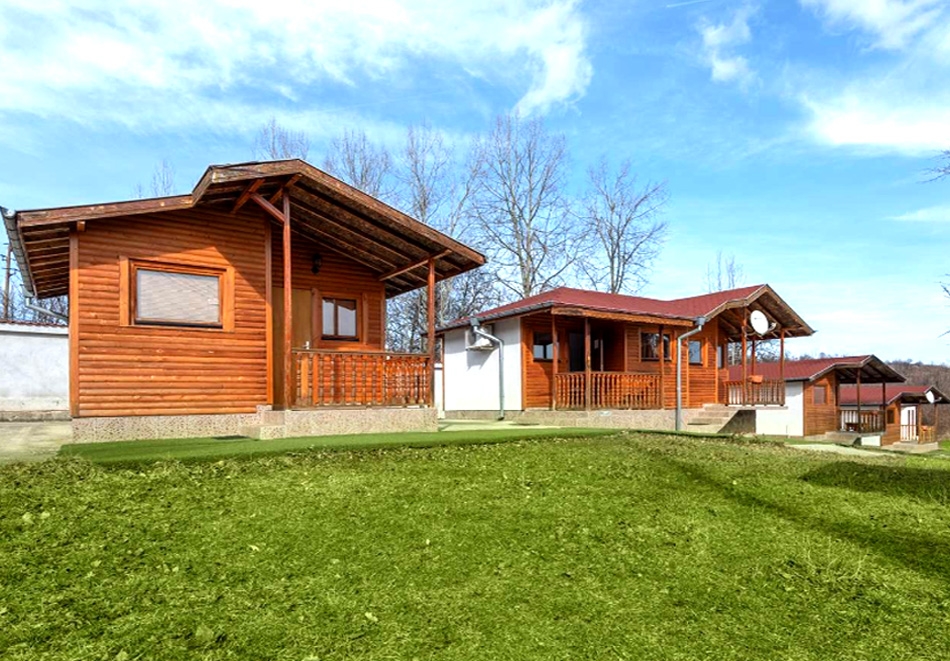 Нощувка за двама в бунгало + ползване на закрита механа с барбекю и детска площадка в Комплекс Елата, с. Заселе