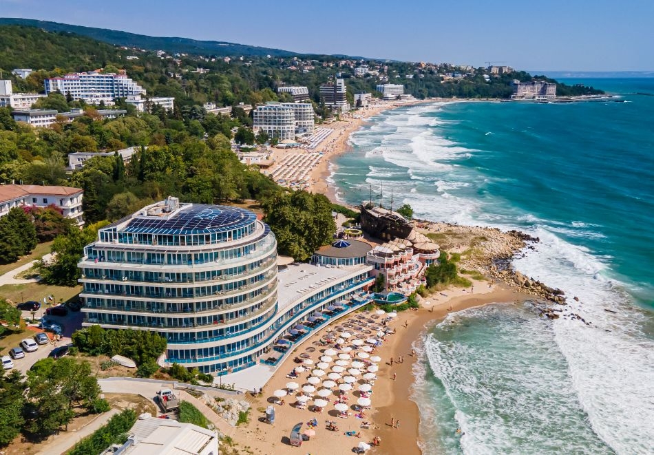 All Inclusive на първа линия + чадър и шезлонг на плажа, 3 минерални басейна, СПА и дете до 12г. БЕЗПЛАТНО от хотел Сириус Бийч, Св. Св. Константин и Елена
