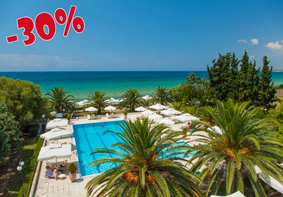 Почивка на първа линия + чадър и шезлонг на плажа и дете до 12г. безплатно в Касандра, Гърция! 2+ нощувки, закуски и вечери на човек + басейн в хотел Kassandra Mare Hotel & Spa Club****