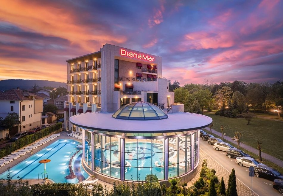 Септемврийски празници в Павел баня! Нощувка на човек със закуска и вечеря + минерален басейн и СПА в Балнеохотел Дианамар 5*