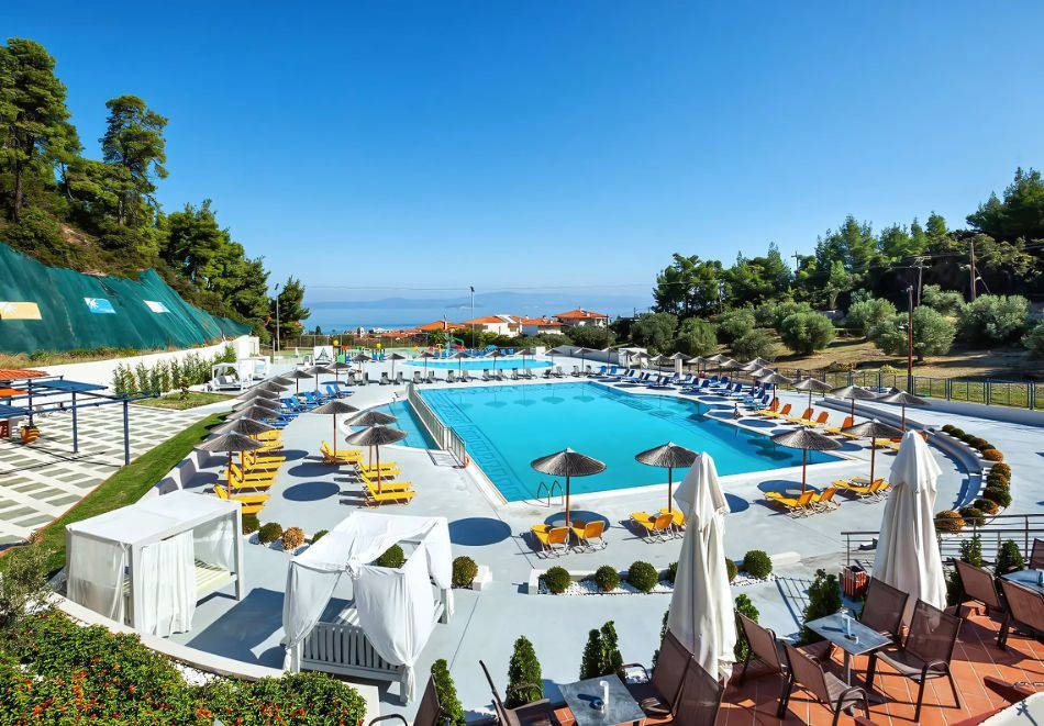 Ранни записвания за лято 2025 в Atrium Hotel****, Пефкохори, Гърция! Нощувка на човек със закуска и вечеря или на база All Inclusive + басейн