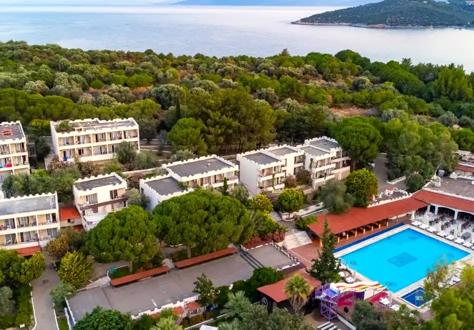 На 150м. от плажа в Кушадасъ, Турция! Транспорт + 7 нощувки на човек на база Аll Inclusive в хотел Pigale Family Club 3* + басейни. ДЕТЕ до 11.99г. - БЕЗПЛАТНО!