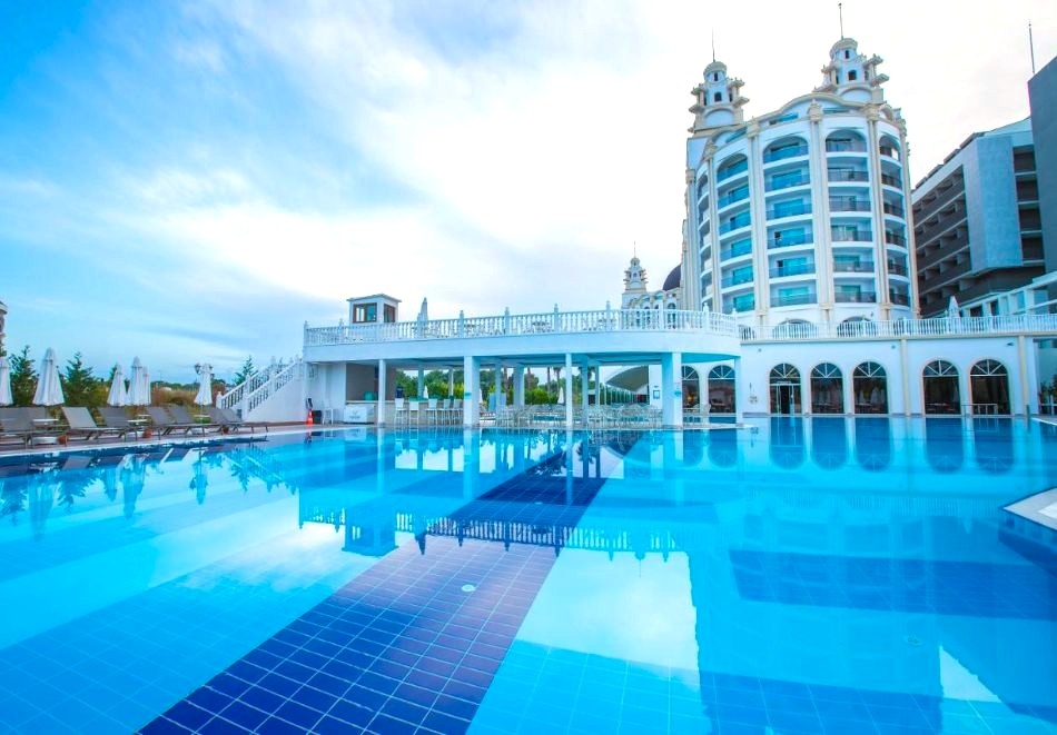 През 2026 - 7 дневна Ultra Аll Inclusive почивка на човек в JADORE DELUXE HOTEL & SPA 5*, Сиде, Турция + автобусен транспорт. Дете до 11.99 безплатно