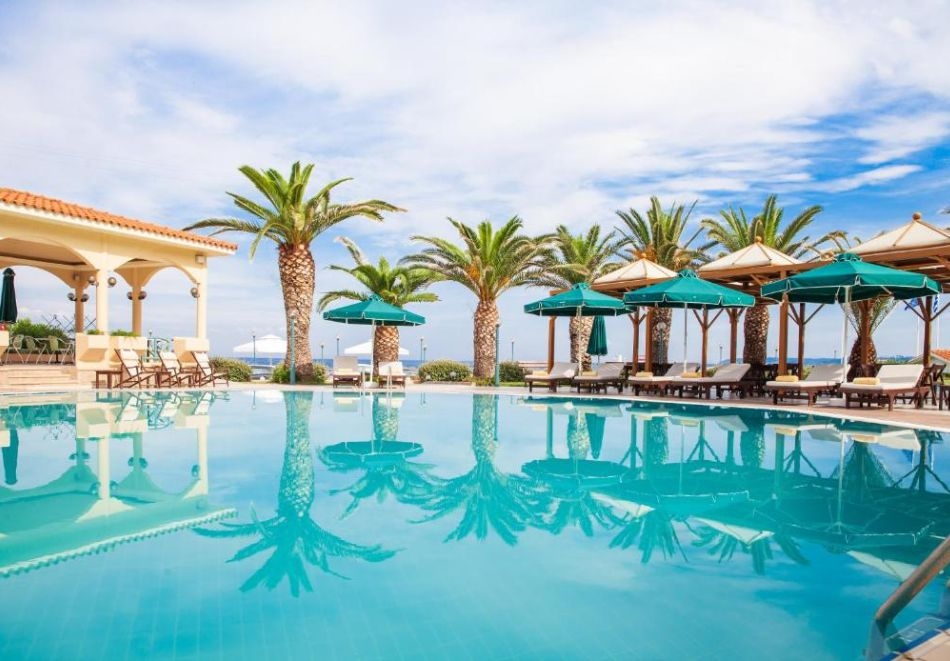 На първа линия в Possidi Holidays Resort & Suites Hotel*****,Посиди, Гърция! Нощувка за ДВАМА със закуска и вечеря + басейн