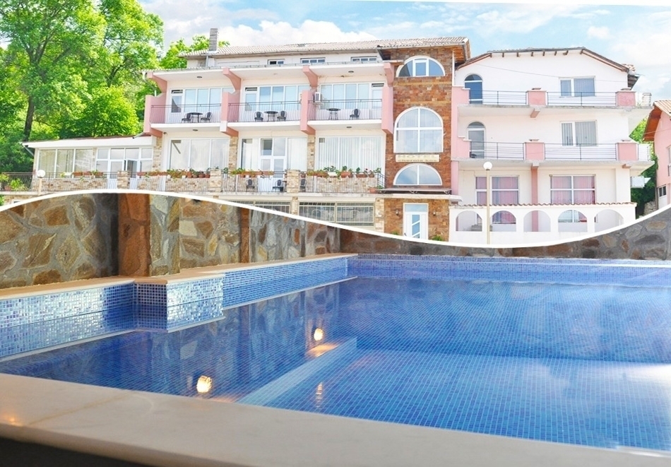 Заповядайте в Огняново на цени от 47 лв./ 24.03 EUR на човек! Изберете нощувка със закуска или нощувка със закуска и вечеря + минерален басейн в комплекс Черния кос