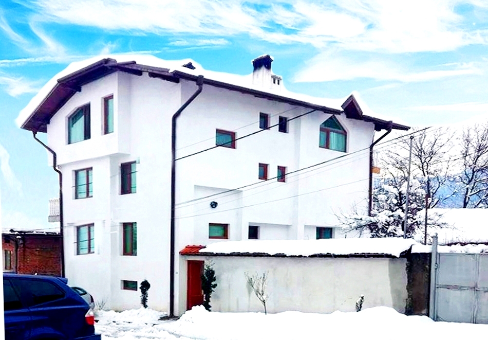 Нощувка на човек в къща за гости Байракови, Добринище