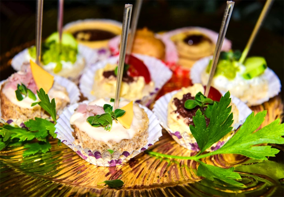 Неустоимо вкусно предложение от Mrs. Pancake, София! Сет от 200 или 400 броя хапки с основа пълнозърнесто хлебче.