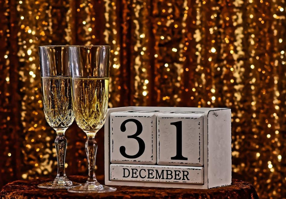 Нова Година в Паралия Катерини, Гърция! Автобусен транспорт + 3 нощувки на човек със закуски и вечери, едната Празнична с музика на живо. Посещение на Солун, Метеора и градчето Литохоро