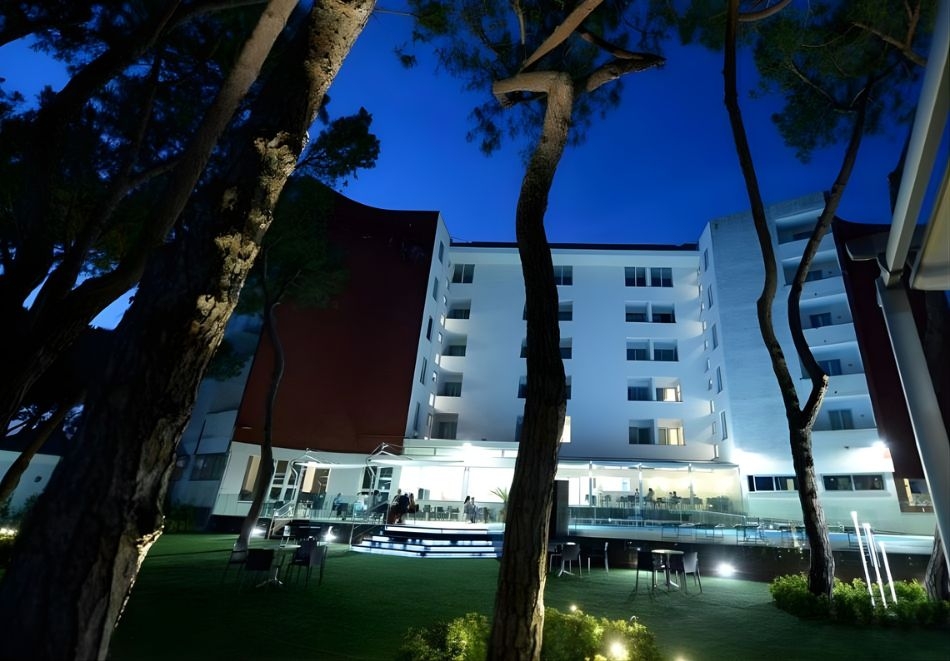 На първа линия в Бая Домиция, Кампания, Италия! Полет от София + 7 нощувки на човек със закуски и вечери в хотел Giulivo Lux 4*  + басейн и частен плаж