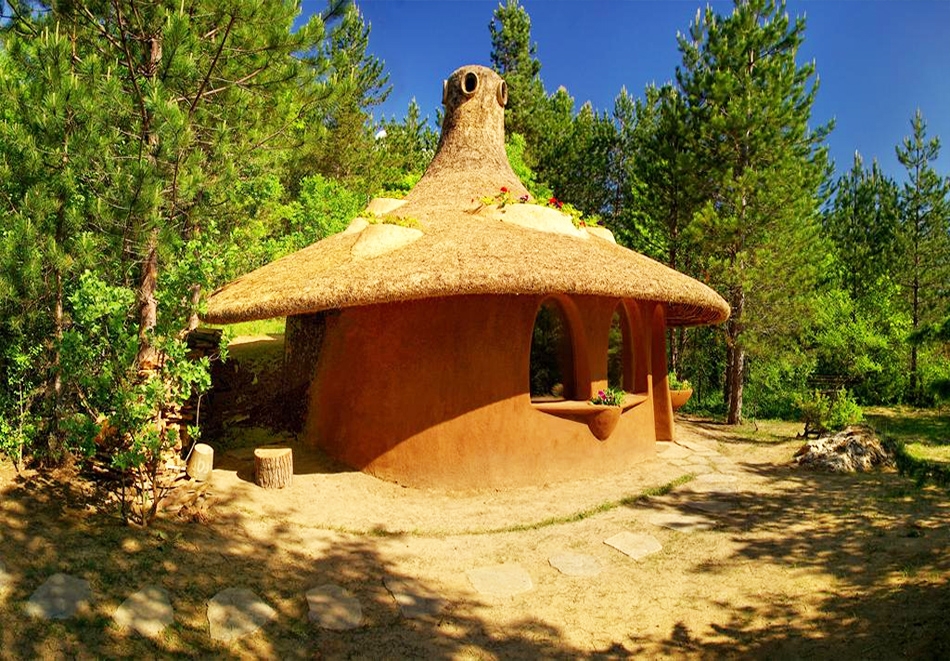 Почивка, до Гоце Делчев: Нощувка на човек със закуска в къщичка направена от дърво от Еко селище Омая, с. Гайтаниново