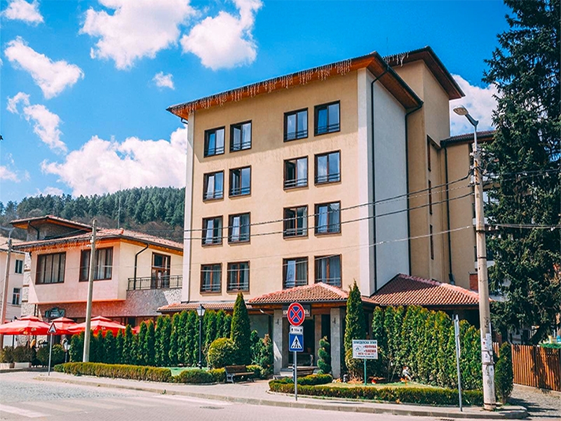 Почивка в подножието на Руй планина - град Трън: Нощувка на човек в хотел Ерма