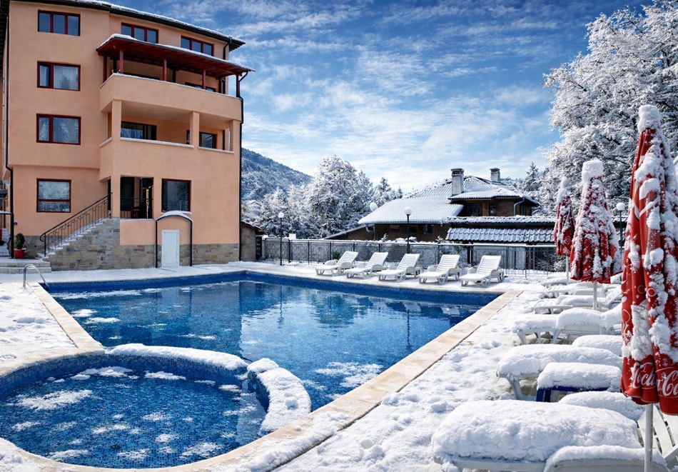 Почивка в Сандански: Нощувка на човек с опция за закуска, обяд и вечеря + релакс зона от Семеен хотел Прим