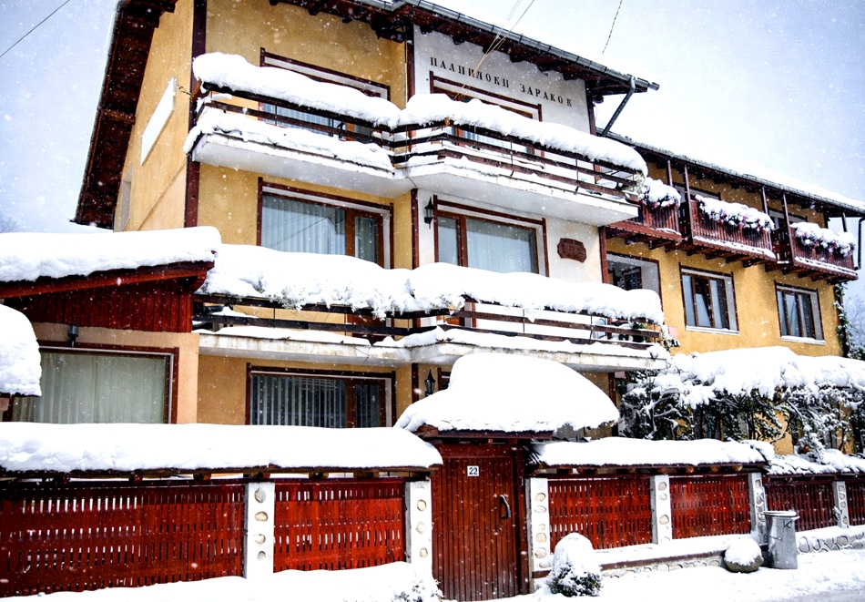 Почивка в Банско: Нощувка на човек със закуска или закуска и вечеря от къща за гости Планински Здравец