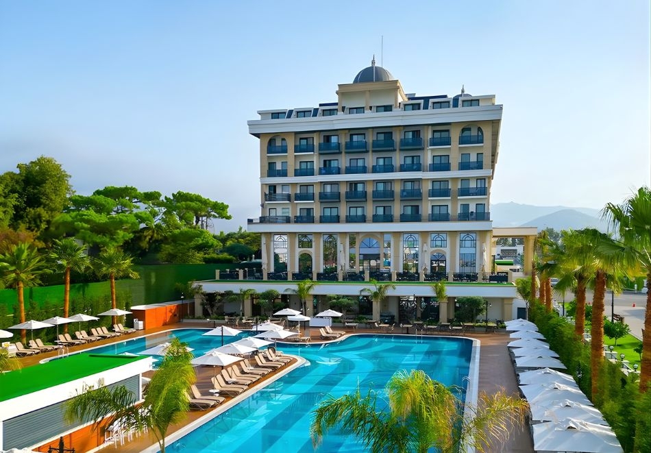 Почивка в Алания, Турция: Самолетен билет от София + 7 нощувки на човек на база Ultra All Inclusive в Serenity Queen Hotel Lux 5*