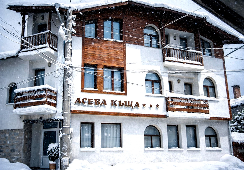 Почивка в Банско: Нощувка на човек с възможност за закуска и вечеря от Асева Къща***