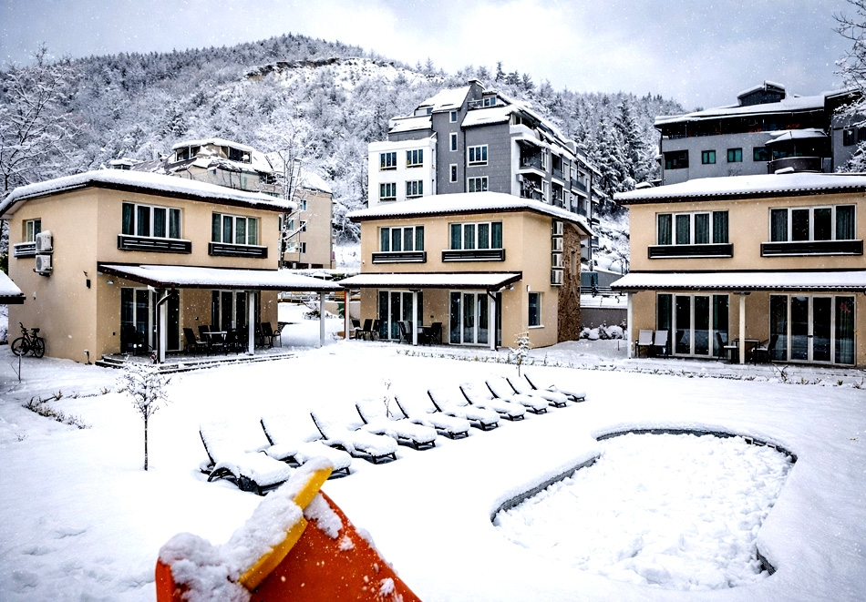 Почивка в Сандански: Нощувка в самостоятелна къща за 6 човека и ползване на джакузи и сауна от Къщи за гости Еневи