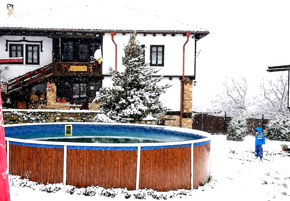 Почивка край Габрово: Нощувка за 6, 8 или 10 човека и ползване на механа от Балканджийска къща, с. Живко