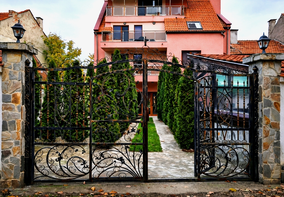 Почивка в Долна баня: Нощувка на човек и възможност за закуска и вечеря от Семеен хотел Цветелина Палас