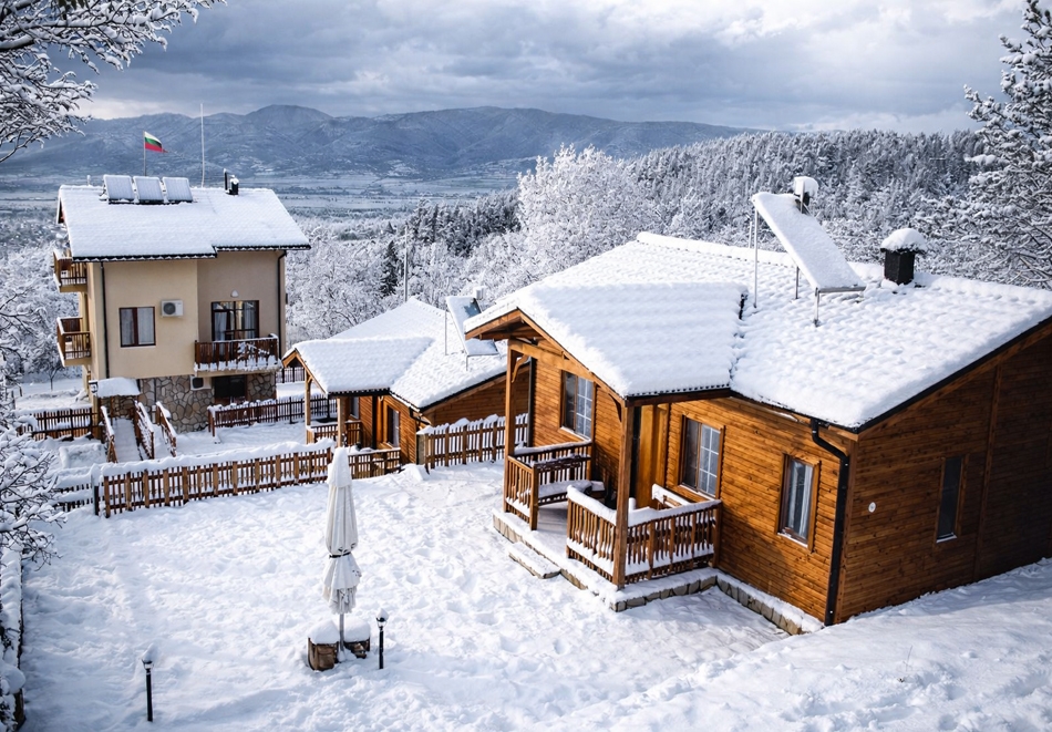 Почивка в Сапарева Баня: Нощувка със закуска за четири или шест възрастни + 2 деца от Миникомплекс Рилски тераси