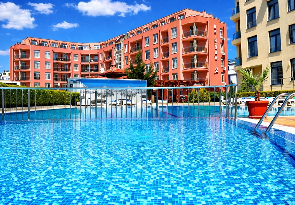 Почивка в Слънчев бряг: Нощувка на човек със закуска и вечеря и възможност за обяд + басейн от Комплекс Рейнбоу 2