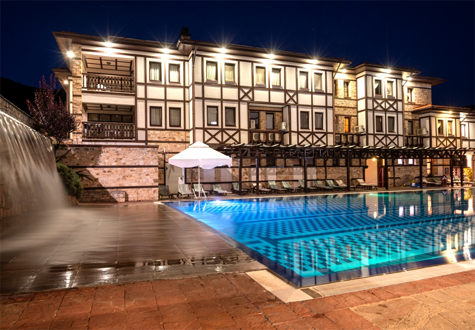 Почивка от април в Девин: Нощувка на човек със закуска и вечеря + вътрешен басейн, външни топила, СПА и Терма зона с минерална вода от хотел Исмена****