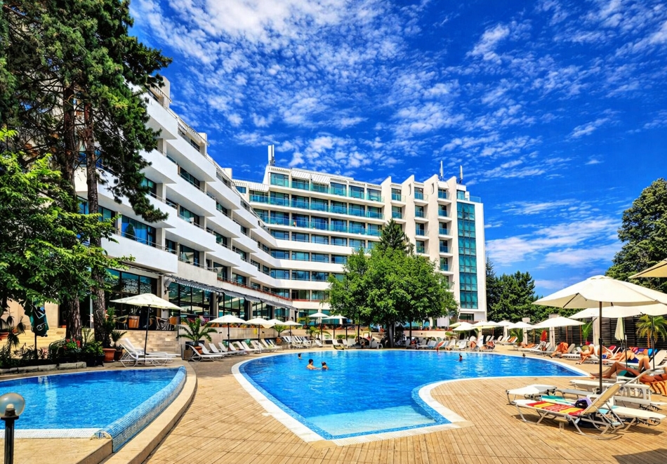 Почивка в Златни пясъци: Нощувка на човек на база All Inclusive + външен басейн и частен плаж от хотел Мирабел****. Дете до 12г - БЕЗПЛАТНО!