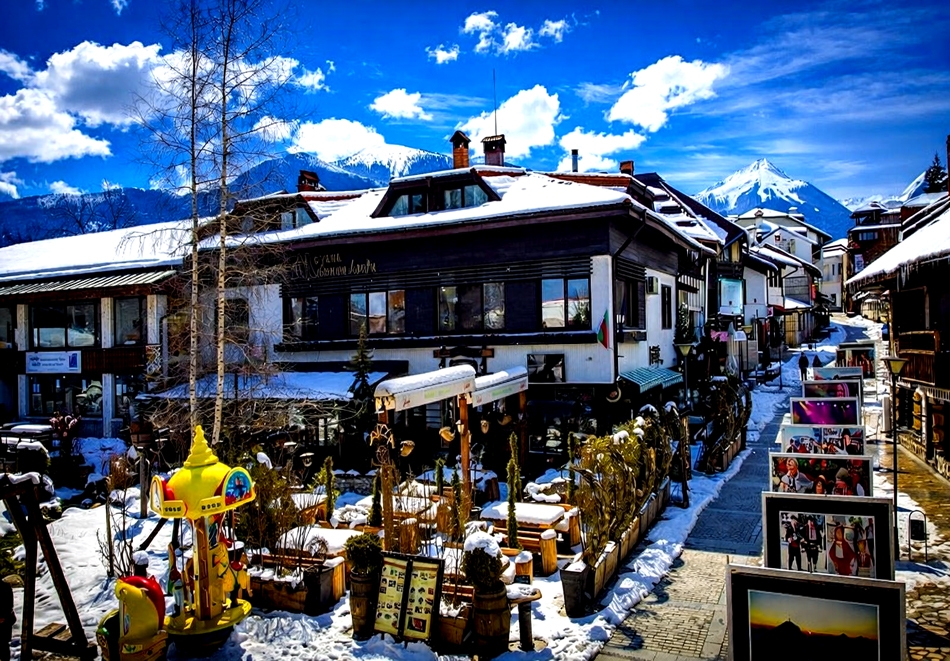 През март в центъра на Банско: Нощувка на човек със закуска от хотел и механа Момини Двори